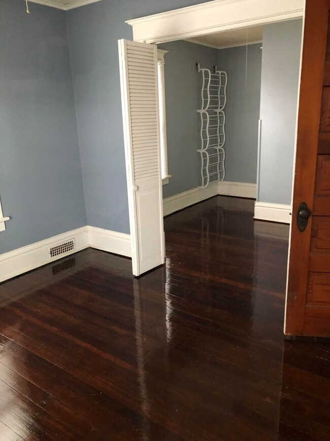 Building Photo - 3 bedroom/2 bath home w/partially fenced y...