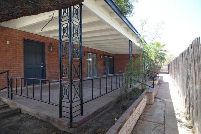 Building Photo - 6 Bedroom 3 Bath Home! Walking distance to University!