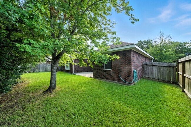 Building Photo - 1626 Maryvale Dr
