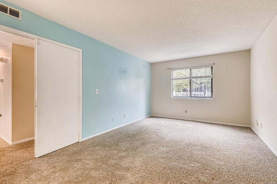 Building Photo - 8225 Fairmount Dr