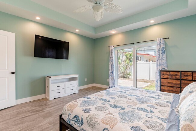 Building Photo - Fully Renovated Beachside Beauty – Walk to the Sand