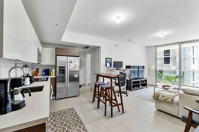 Building Photo - 1010 SW 2nd Ave