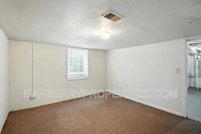 Building Photo - 822 Searles Rd