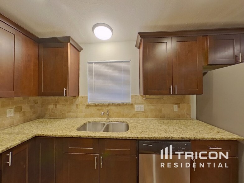 Building Photo - 126 Tharp St