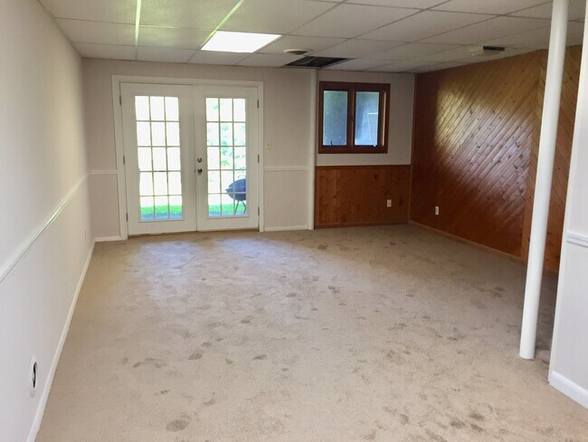 Building Photo - Townhouse minutes from Wake Forest University!