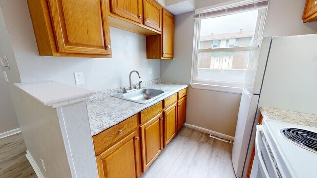 Building Photo - 3 Bedroom/1 bathroom renovated townhouse.