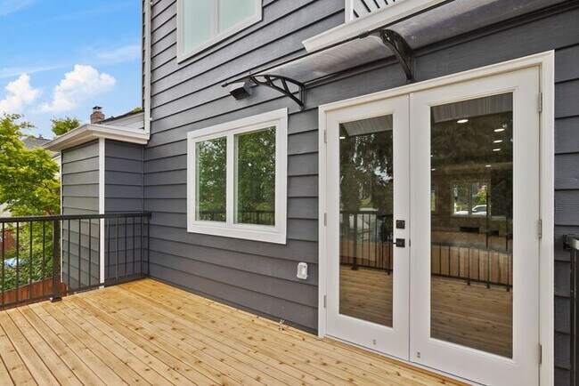 Building Photo - Gorgeous Remodeled West Seattle Craftsman w/ Air Conditioning