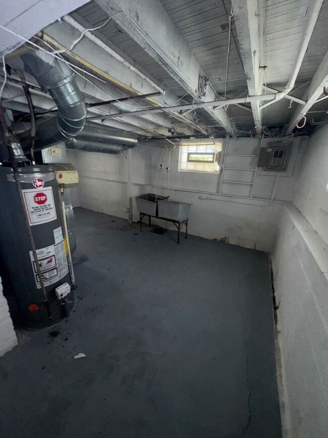 Building Photo - Charming 3-Bedroom Property in Prime Location (SECTION 8 VOUCHERS ACCEPTED)