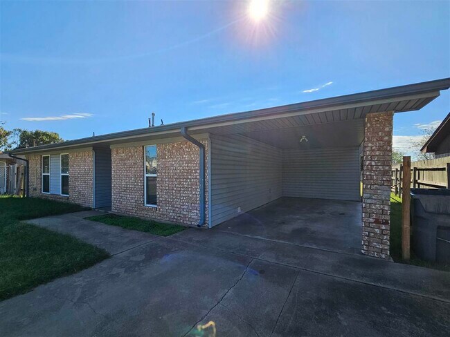 Building Photo - 6208 NW Birch Ave