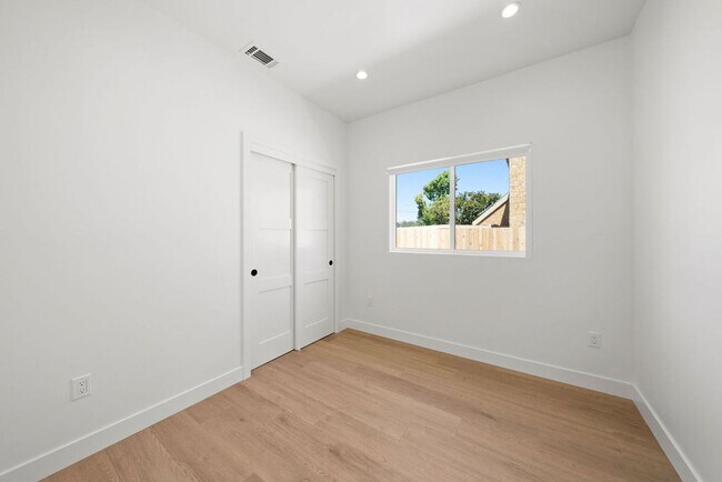 Building Photo - Ramona 319-321