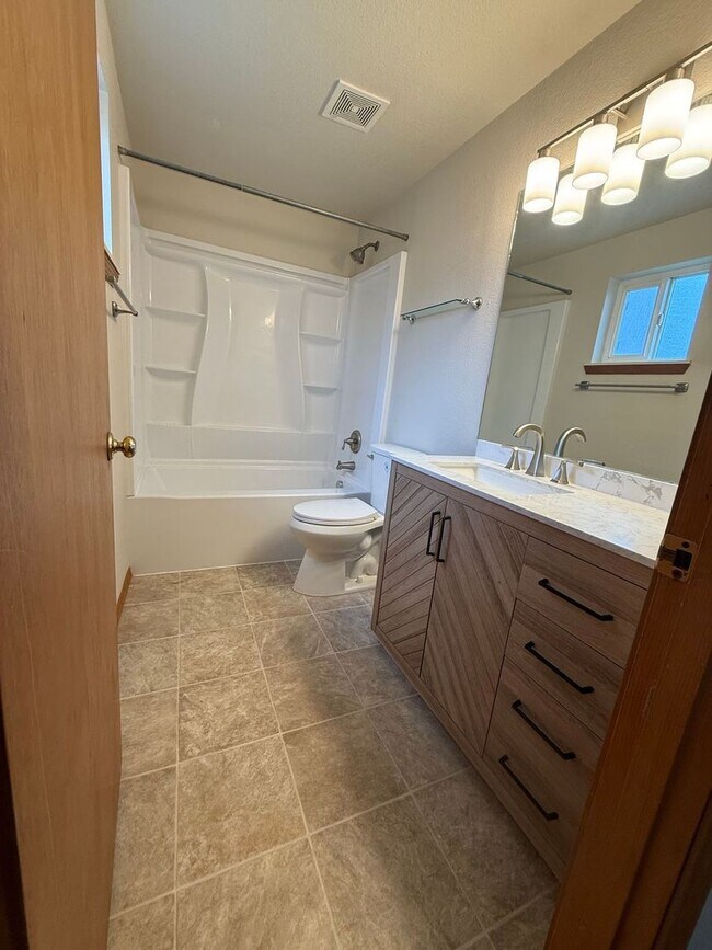 Building Photo - NE Bend Single Level 3 Bedroom / 2 Bathroom