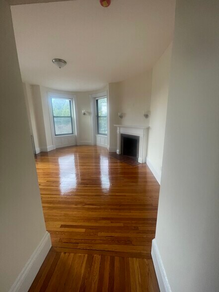 Building Photo - 504 Beacon St