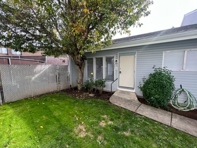 Building Photo - REMODELED 2 BEDROOM TOWNHOME