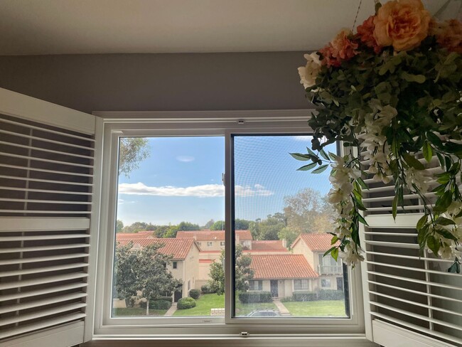 Building Photo - Spacious 3 Bedroom 2.5 Bath Townhouse in C...