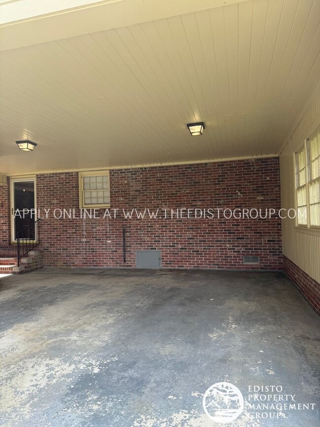 Building Photo - Charming Country Living with Modern Comforts