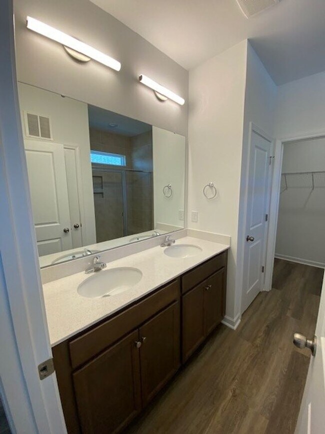 Building Photo - Brand new 3 bedroom 2.5 bath home in Leland