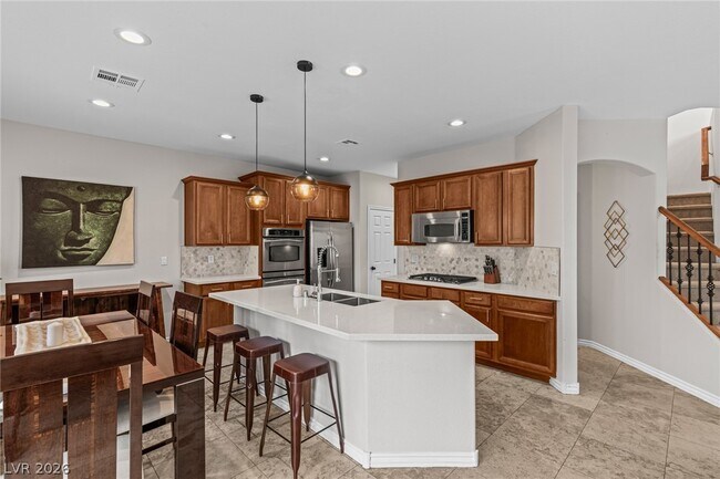 Building Photo - 275 Spectacular St