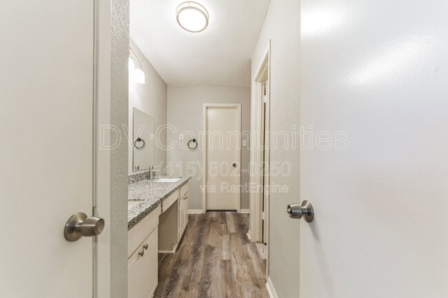 Building Photo - 700 Meadowglen Dr