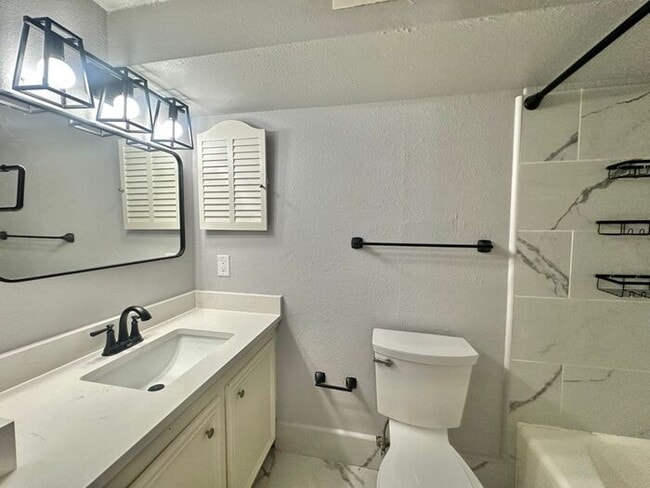 Building Photo - 1 Bed 1 Bath at Broadway Apartments! All B...