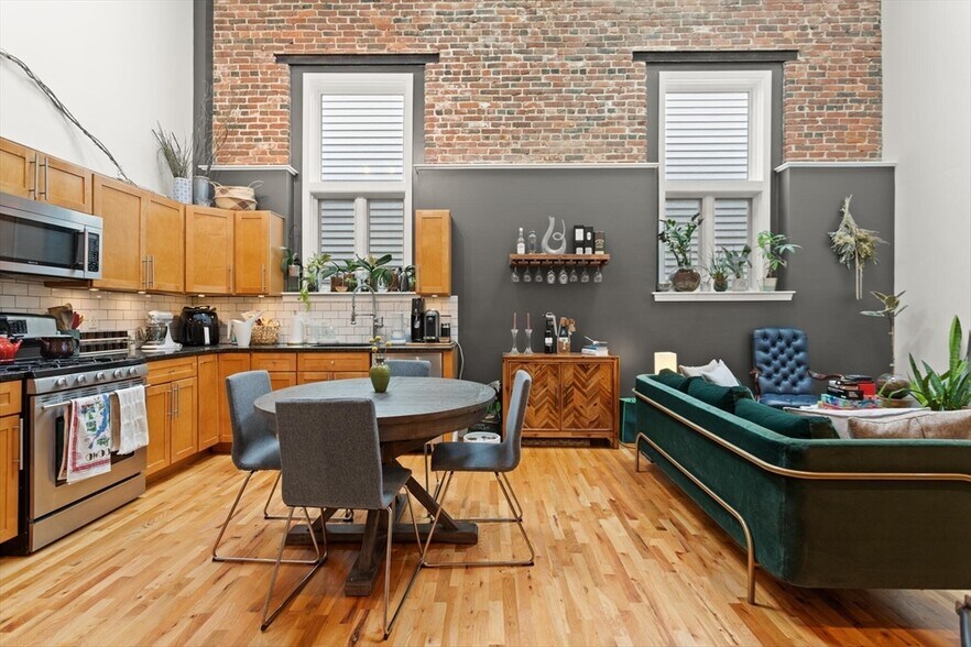 Building Photo - 340 Saratoga St