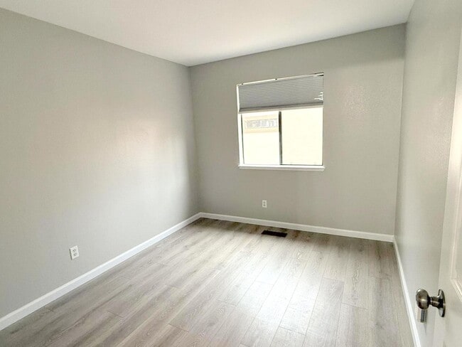 Building Photo - Excellent Location! Near BART, Downtown! Main Chance Estates Townhouse