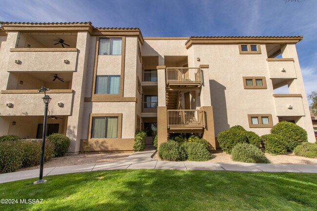 Building Photo - 2550 E River Rd