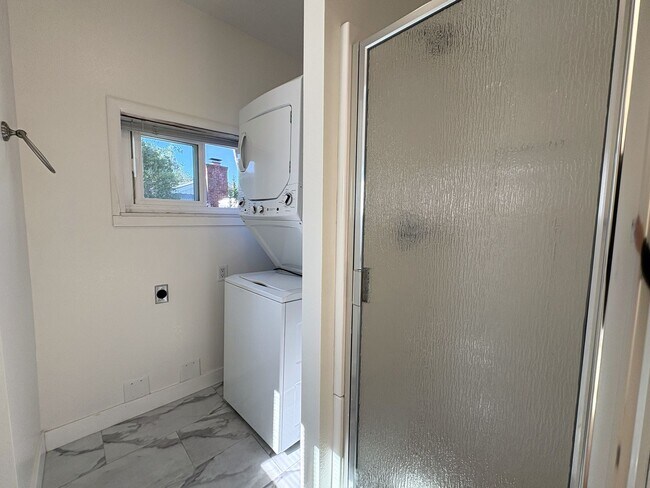 Building Photo - Charming 2 Bedroom, 2 Bathroom Home in Redwood City