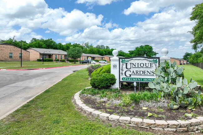 Entrance - Summit at Unique Garden Apartments