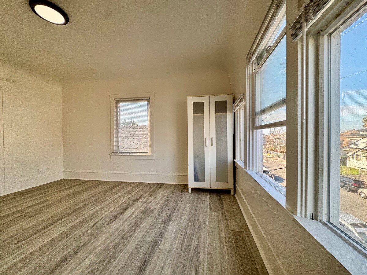 Building Photo - 695 30th St