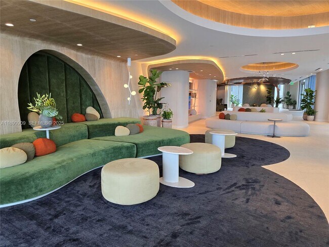 Building Photo - 700 NE 24th St