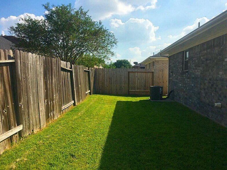 Building Photo - 2926 Green Valley Trail Dr