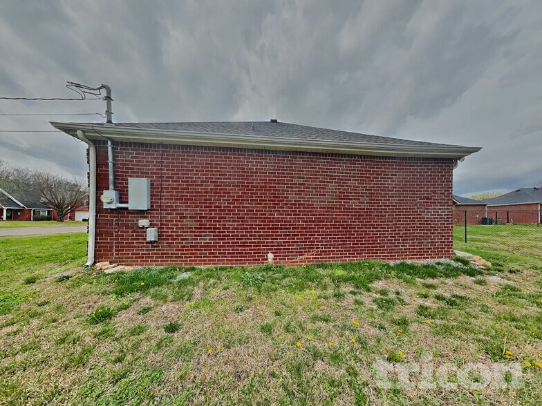 Building Photo - 9021 Macbeth Dr