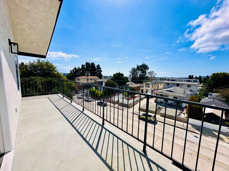 Ocean view large balcony - 770 W 2nd St