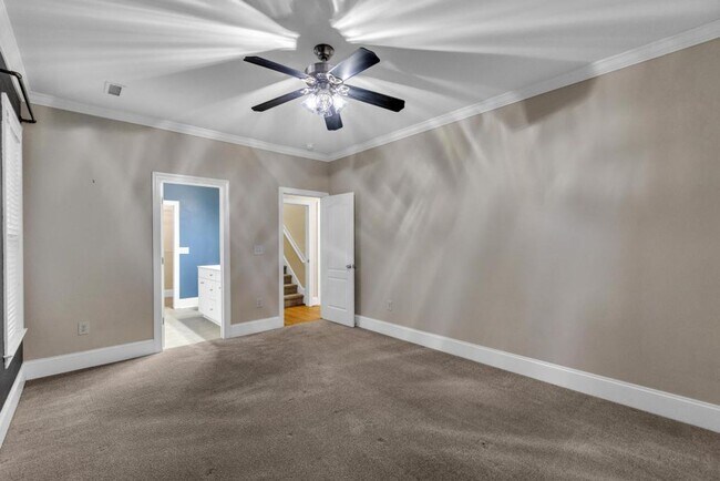 Building Photo - Great location between Wilmington and Jack...