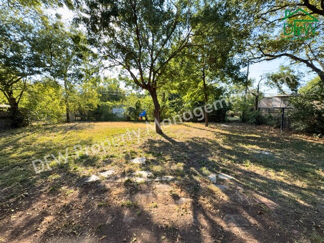 Building Photo - Fully Renovated 2-Bedroom Home Near UTA & AT&T Stadium – Modern Upgrades + Spacious Yard!