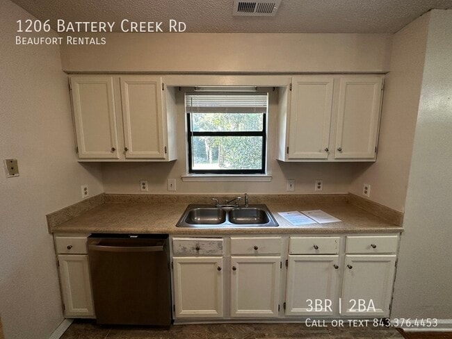 Building Photo - 1206 Battery Creek Rd