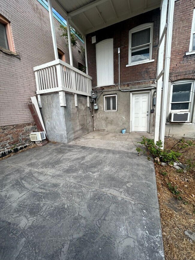 Building Photo - 441 N Center St