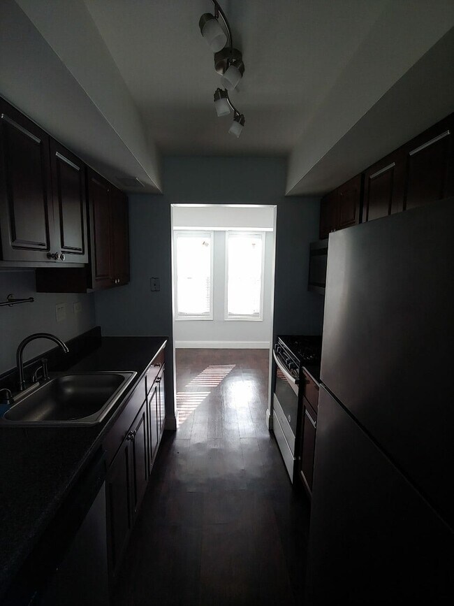 Building Photo - 2212 Country Club Dr