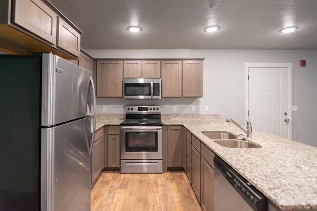 Building Photo - Lovely 3-Bed, 2-Bath Condos in the Distric...