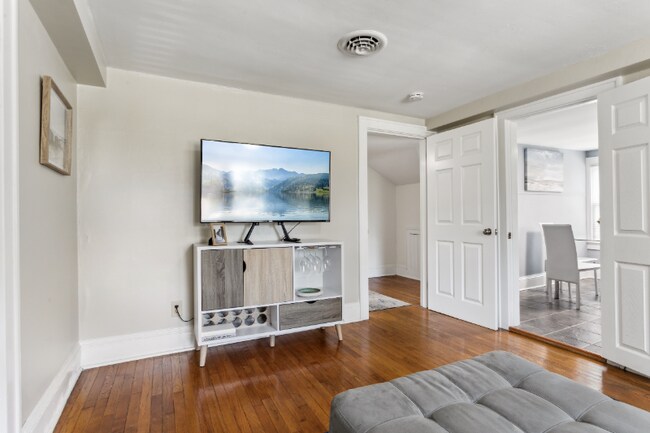 Building Photo - 3426 Kenmore Dr