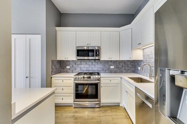 Building Photo - 2BD/2BTH PENTHOUSE  WITH PRIVATE TERRACE I...