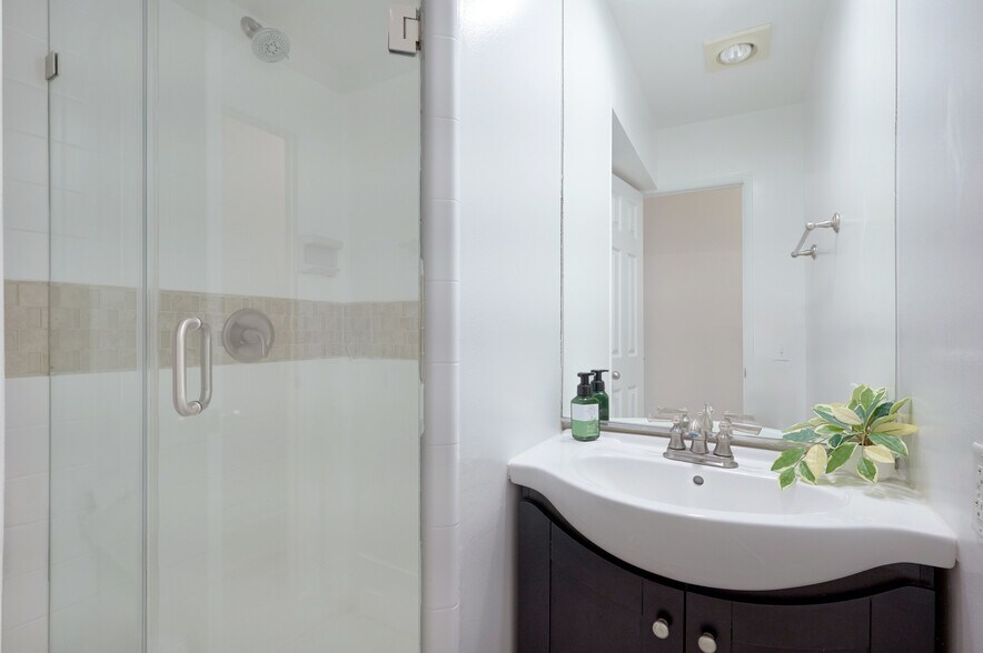 Building Photo - 121 S Palm Dr