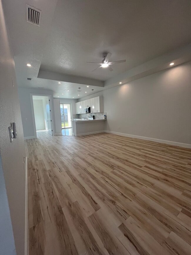 Building Photo - BEAUTIFUL BRAND NEW DUPLEX!!