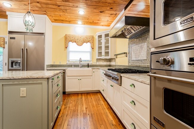 Building Photo - Charming 3 Bed / 2.5 Bath Two-Story Home!