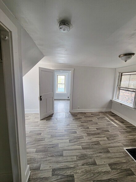 Building Photo - 3240 S Hoyne Ave