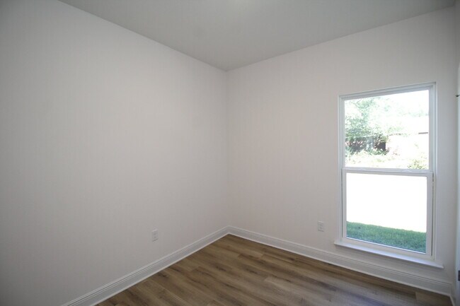 Building Photo - Modern 3-Bedroom Home with Granite Counter...