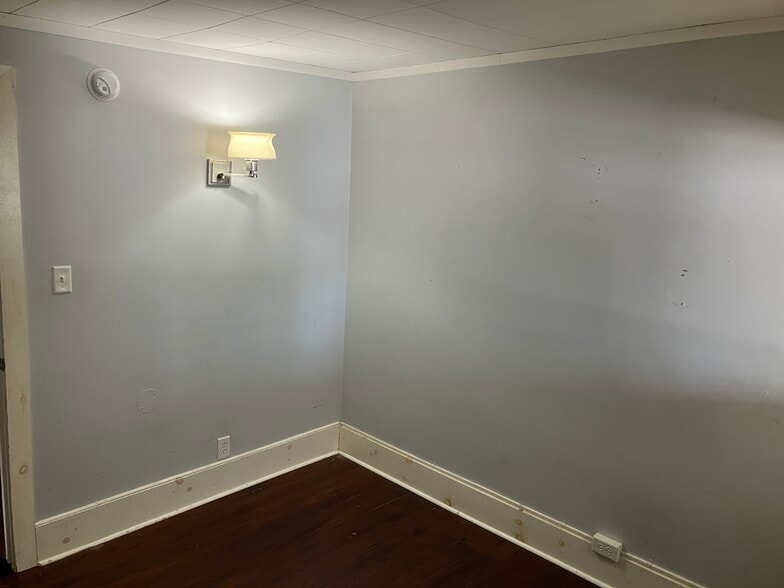 Building Photo - 5 Pine St