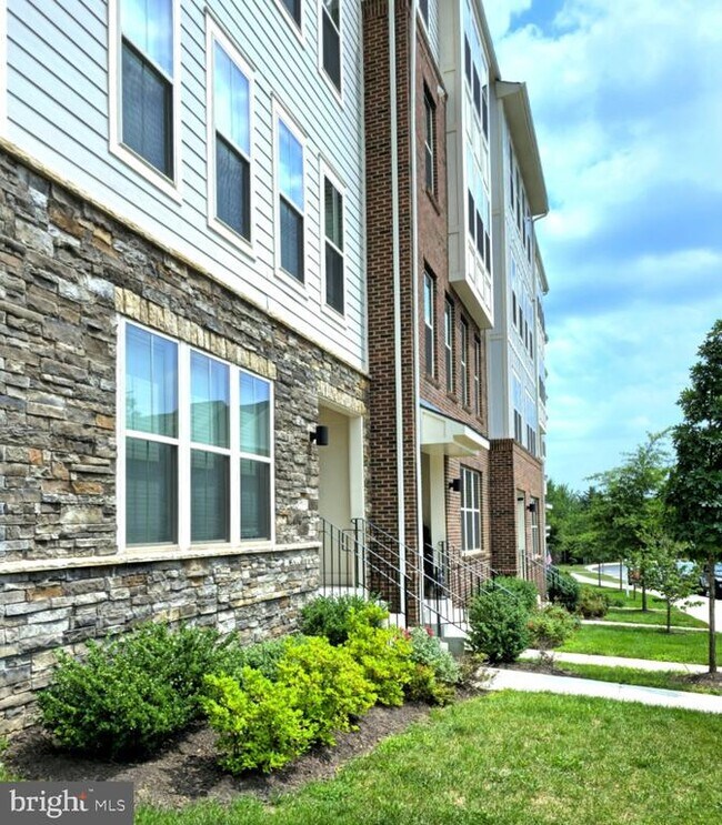 Building Photo - 902 California Dr