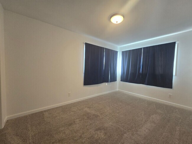 Building Photo - 512 1/2-417 1/2 16th St W