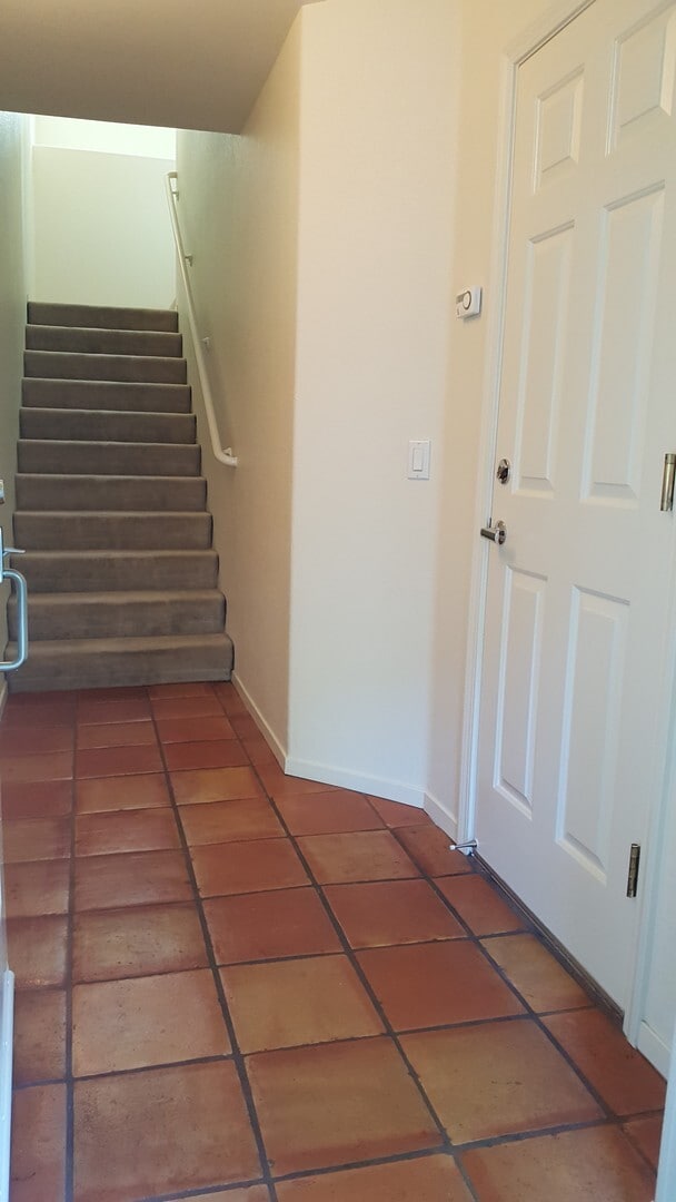 Building Photo - Rare Villagio 2 level townhome with garage and balcony, plus Den